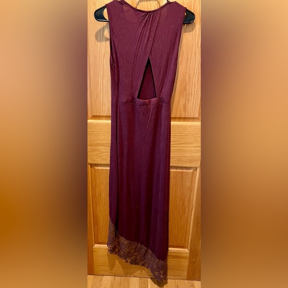 POL Burgundy Asymmetrical Dress with Lace - Picture 3 of 8